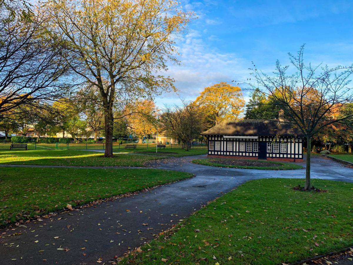 The Warwick - Quaint Victorian Home With Free Parking York Exterior photo